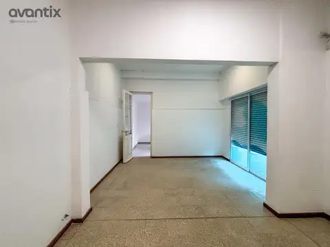 Oficina 8 ambientes con 2 baños