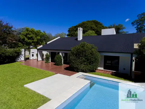 Casa 8 ambientes con 3 baños