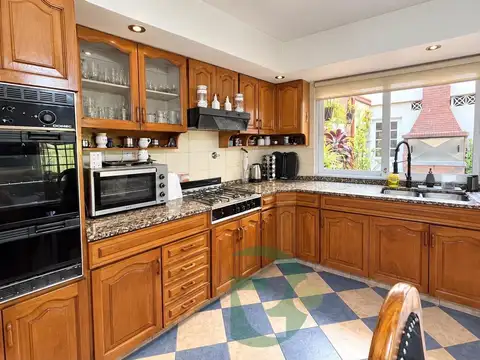 Casa en Venta con 5 cocheras