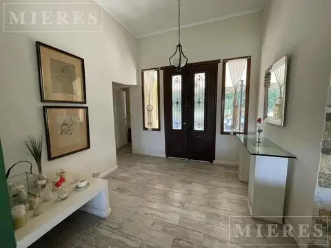 Casa 8 ambientes con 4 baños