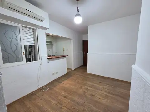2 ambientes planta baja. 2 patios. Impecable. Subte, tren