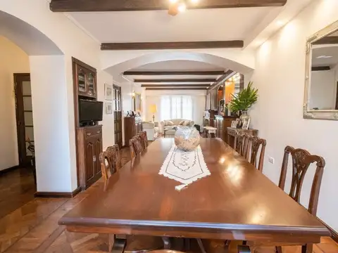 CASA DE CATEGORÍA + OFICINAS SOBRE AV. GRAL LOPEZ