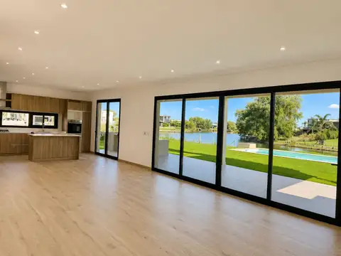 Casa en Venta con 3 cocheras