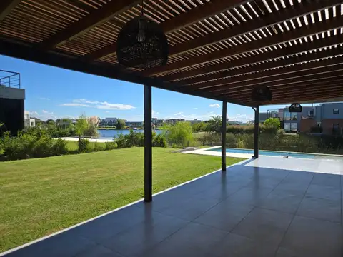 Casa en Venta con 4 cocheras