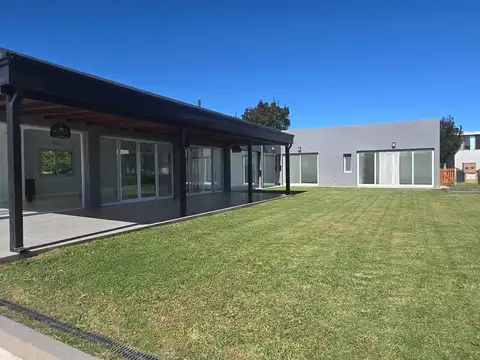 Casa 5 ambientes con 4 baños