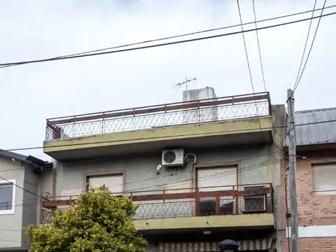 CASA + LOCALES + DEPARTAMENETO EN IMPORTANTE CENTRO COMERCIAL