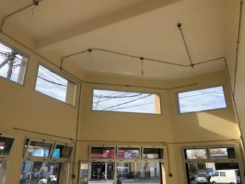 ALQUILER Excelente local sobre Av. San Martin  