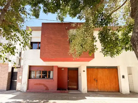 CASA 3 DOR. EN VENTA LA PLATA, PATIO, APTO CREDITO