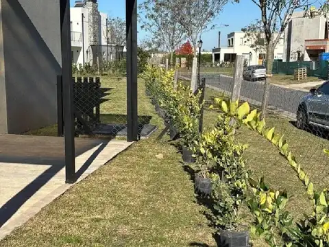 Casa en Alquiler con 3 cocheras