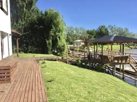 Casa en venta  5 ambientes en Country Nautico Isla del Este con amarra