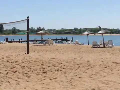 Casa en venta  5 ambientes en Country Nautico Isla del Este con amarra