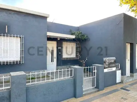 Casa de dos dormitorios, dos baños y patio con gran depósito. VENADO TUERTO.
