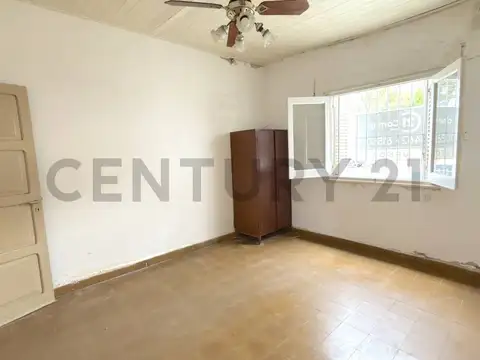 Casa de dos dormitorios, dos baños y patio con gran depósito. VENADO TUERTO.