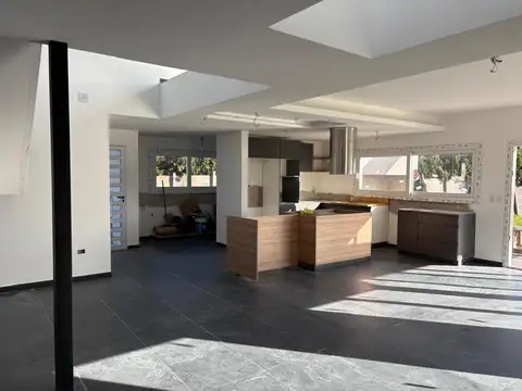 Casa 5 ambientes con 4 baños