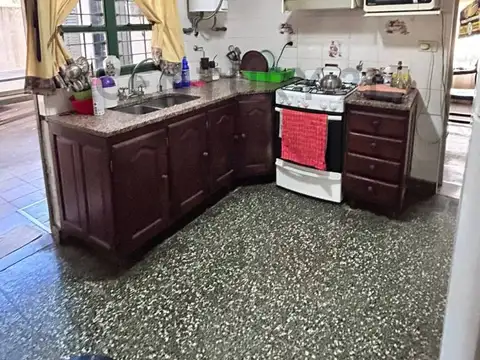 Casa 5 ambientes con 1 baño