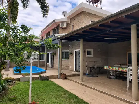 Casa en venta en Funes de 3 dormitorios con pileta y cochera