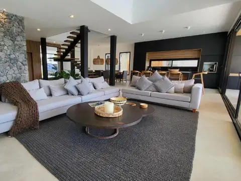 Casa 6 ambientes con 4 baños