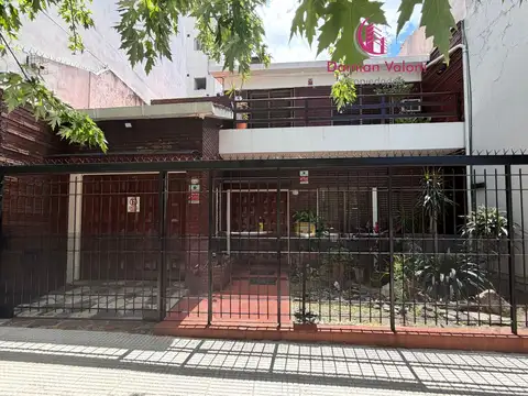 VENTA EXCELENTE CASA 4 AMBIENTES, GARAGE, JARDIN , QUINCHO Y PARRILLA