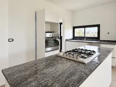 Casa 5 ambientes con 4 baños