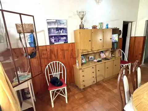 Casa a refaccionar con gran terreno en barrio Bernardino Rivadavia.