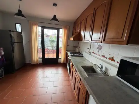 Casa 4 ambientes con 2 baños