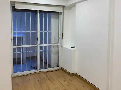 Monoambiente con patio, excelente estado