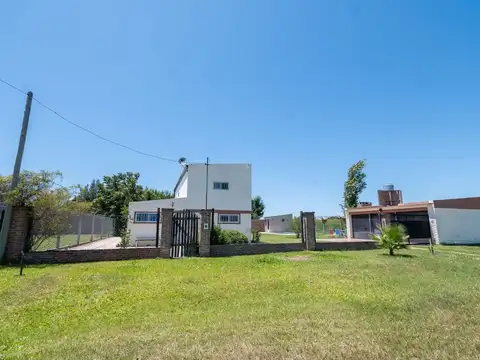 Casa 4 ambientes con 2 baños