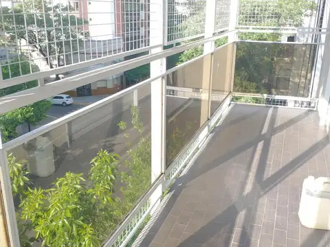 Departamento 3 ambientes con balcón. Muy luminoso. Impecable - Caballito