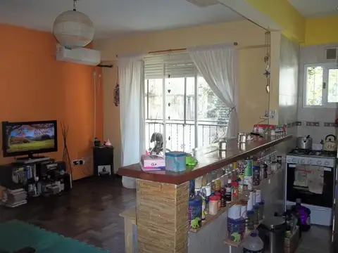 2 AMB / TOTAL 51m2 / CFTE / BALCON / LAVADERO / EDIF 55 AÑOS / EXP $ 140.000 / 1er PISO x ESCALERA