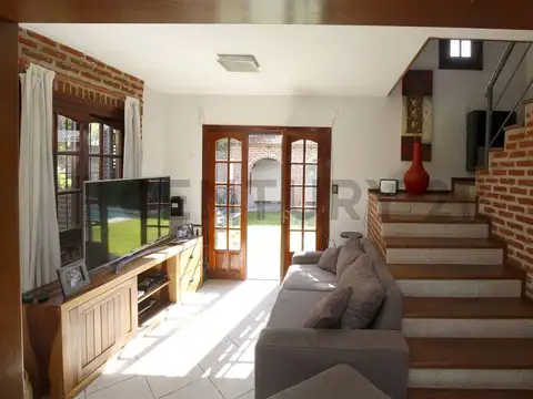 Casa en Venta con 2 cocheras