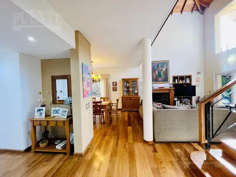Casa en Venta con 6 cocheras