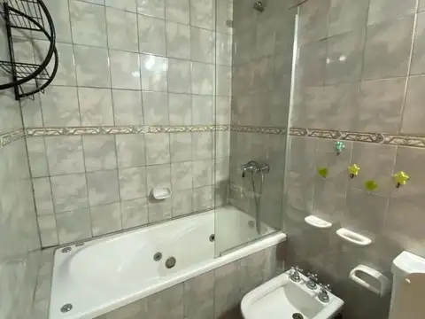 Casa 8 ambientes con 2 baños