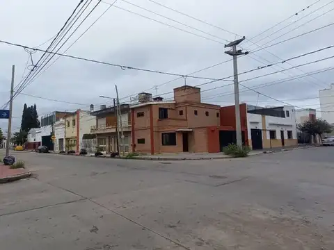 VENTA CASA ESQUINA B° ALBERDI A REMODELAR