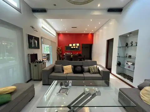 Casa en Alquiler con 4 cocheras