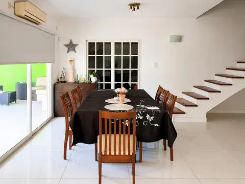 Casa 6 ambientes con 2 baños