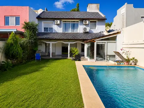 Casa en venta en Fisherton · 3 dormitorios, parque, pileta, quincho y cochera doble