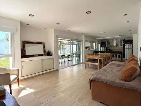 Casa 4 ambientes con 3 baños
