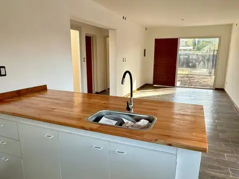 CASA EN VENTA DOS DORMITORIOS FUNES ZONA 8