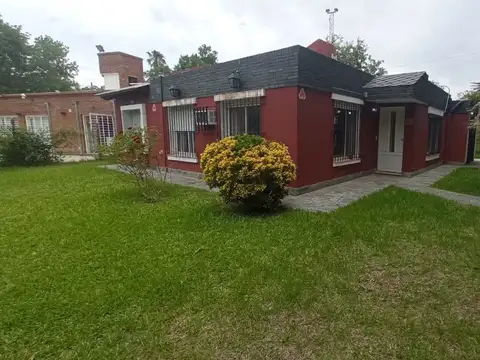 CASA CON PILETA, PARQUE Y COCHERA EN VENTA- FUNES