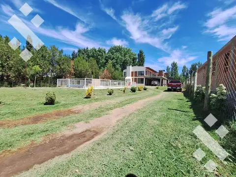 En Venta Casa de 5 Dormitorios con Galpón y Piscina , Cinco Saltos