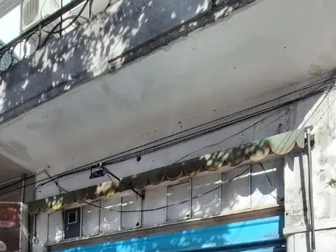 FLORESTA.AV.SEGUROLA 1600. LOCAL 32 M2.CON GAS  IDEAL GASTRONOMIA. 2 VIDRIERAS DE BLINDEX