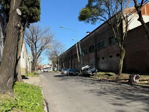 deposito con oficina  con 320m2 total