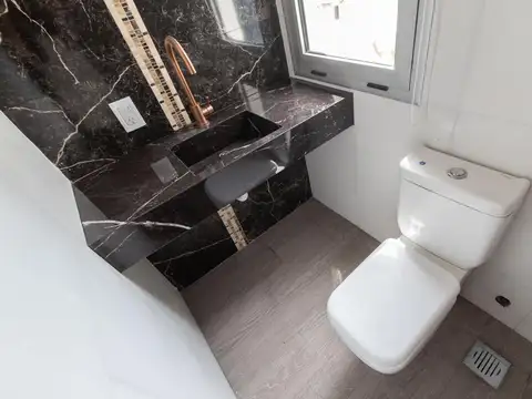 Casa 6 ambientes con 2 baños