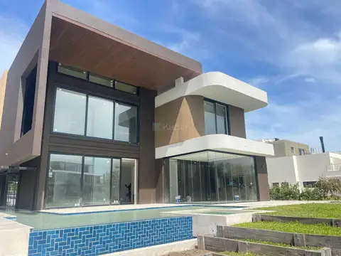 Casa 10 ambientes con 6 baños