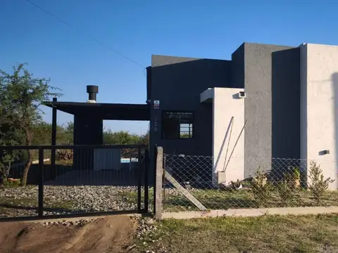 CASA DE TRES DORMITORIOS EN MERLO VALOR USD 135.000