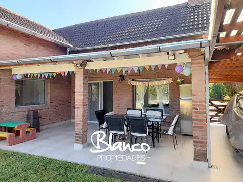 Casa 4 ambientes con 2 baños