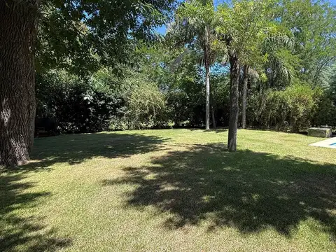 Casa en Alquiler con 2 cocheras