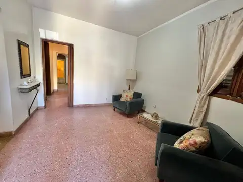 CASA EN VENTA 3 DORMITORIOS CON TERRAZA Y COCHERA