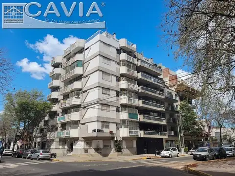 Monoambiente frente, cocina independiente y balcón. .