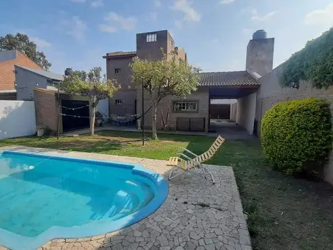 Casa en Venta con 3 cocheras